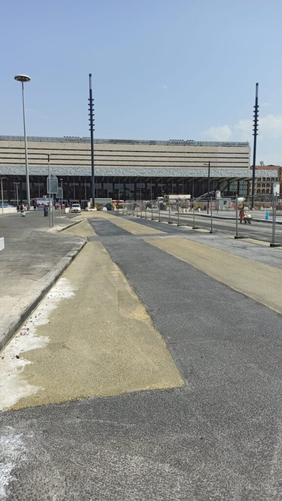 Il nuovo strato di asfalto in Piazza dei Cinquecento a Roma