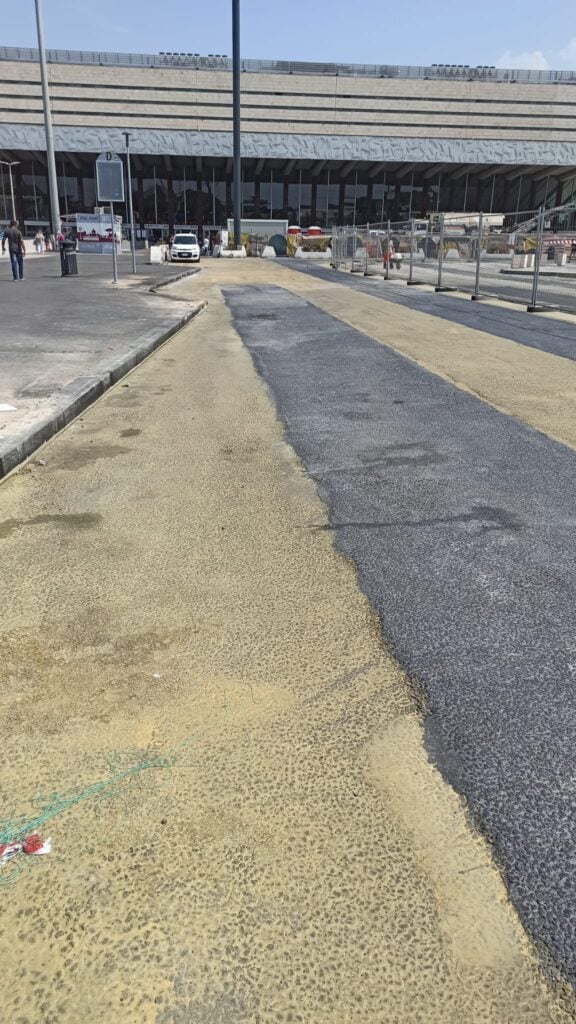 Il nuovo strato di asfalto in Piazza dei Cinquecento a Roma