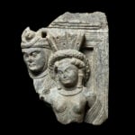 Frammento di rilievo con divinit&agrave; turrita e personaggio maschile Butkara I, Valle dello Swat, Pakistan, met&agrave; I sec. d.C. Scisto 25 x 19 cm MUCIV - Museo delle Civilt&agrave;, Roma Courtesy MUCIV