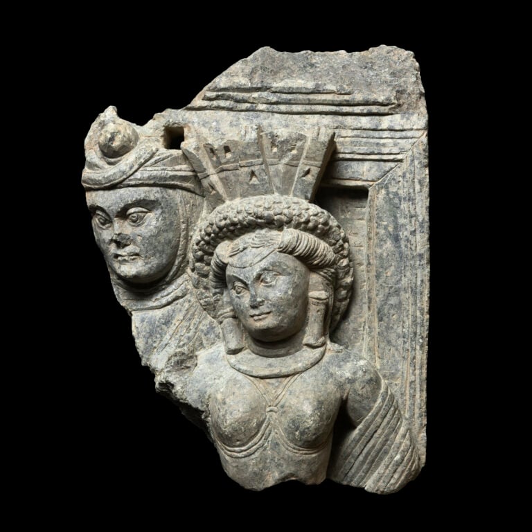 Frammento di rilievo con divinit&agrave; turrita e personaggio maschile Butkara I, Valle dello Swat, Pakistan, met&agrave; I sec. d.C. Scisto 25 x 19 cm MUCIV - Museo delle Civilt&agrave;, Roma Courtesy MUCIV
