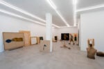 Matteo Fato, Il difficile &egrave; dimenticare ci&ograve; che si &egrave; visto per casa (Ritratto di Pescara per caso), 2025. Una mostra diffusa di Matteo Fato. A cura di Simone Ciglia. Veduta dell&rsquo;installazione, zerozerosullivellodelmare, Pescara. Courtesy dell&rsquo;artista; Fondazione La Rocca, Pescara