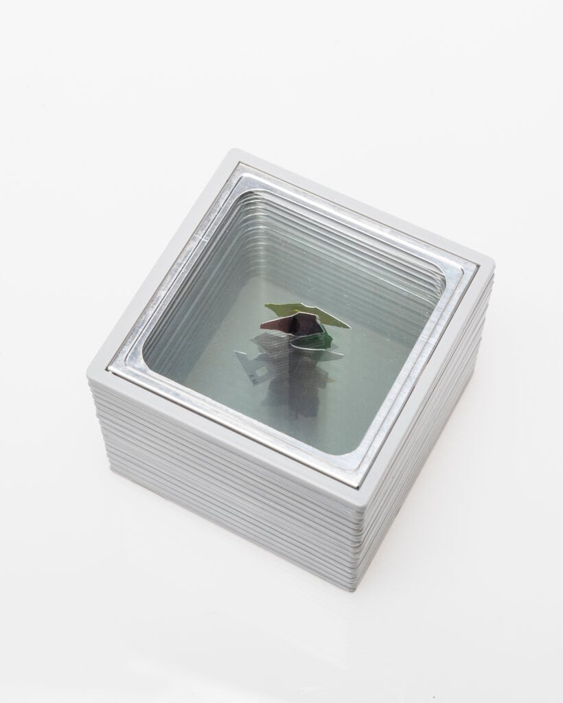 Alice Pedroletti, FRIGIDO (Astrazioni - Frammenti di negativi all’infinito), Scultura di telai fotografici, Installation view per Caserma Archeologica, 2019; Courtesy of the Artist