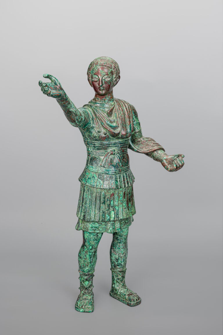 Statua di uomo con corazza e mantello Arabia meridionale, I sec. d.C. Bronzo 80 cm &copy; The al-Sabah Collection, Dar al-Athar al-Islamiyyah, Kuwait