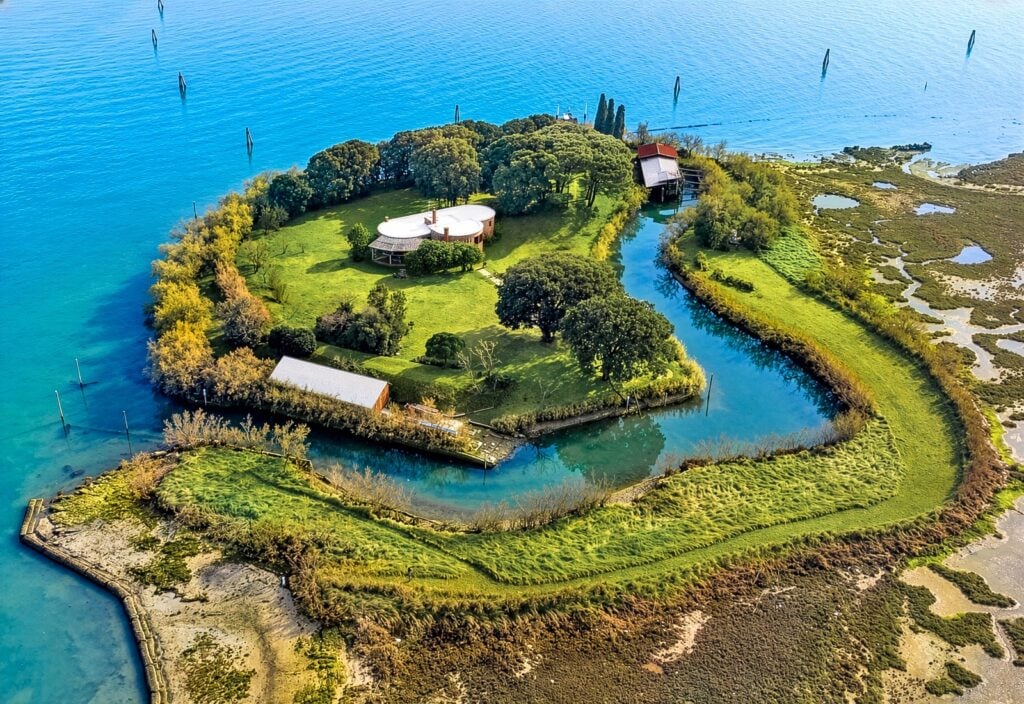 A Venezia è stata messa in vendita un’isola privata con tanto di fortino napoleonico