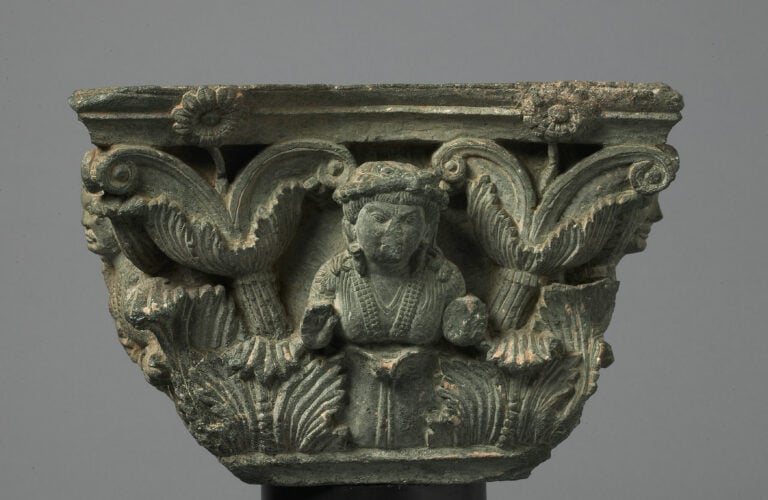 Semi-capitello di lesena figurato gandhārico-corinzio Butkara I, valle dello Swat, Pakistan (antica regione del Gandhāra), I secolo d.C., dinastia Kushan Scisto scolpito a rilievo 17,9 x 27,8 x 20,9 cm MAO - Museo d&rsquo;Arte Orientale, Torino Su concessione della Fondazione Torino Musei. Foto: Maurizio Elia (2006)