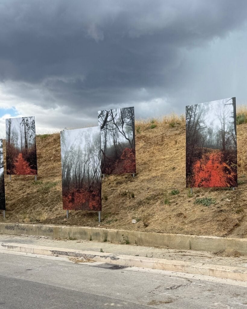 L'installazione fotografica di Stefano Cerio sugli incendi a Gibellina al momento dell'inaugurazioneL'installazione fotografica di Stefano Cerio sugli incendi a Gibellina al momento dell'inaugurazione