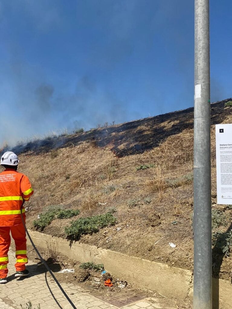 A Gibellina l'installazione fotografica di Stefano Cerio sugli incendi &egrave; minacciata da un incendio