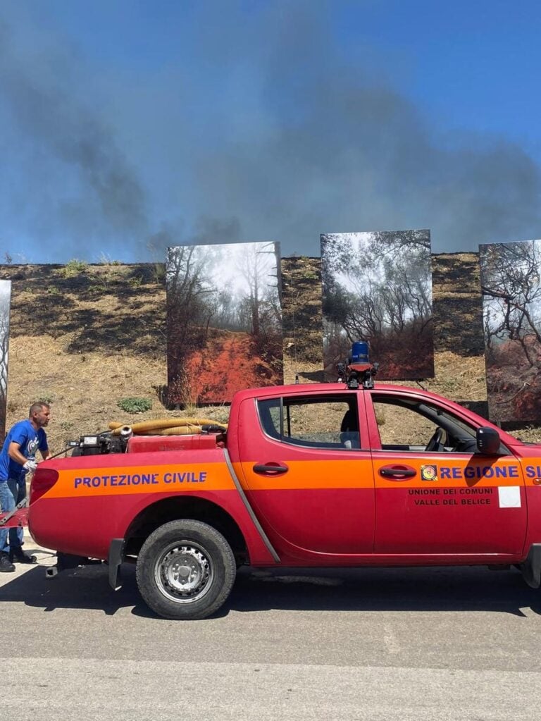 A Gibellina l'installazione fotografica di Stefano Cerio sugli incendi &egrave; minacciata da un incendio