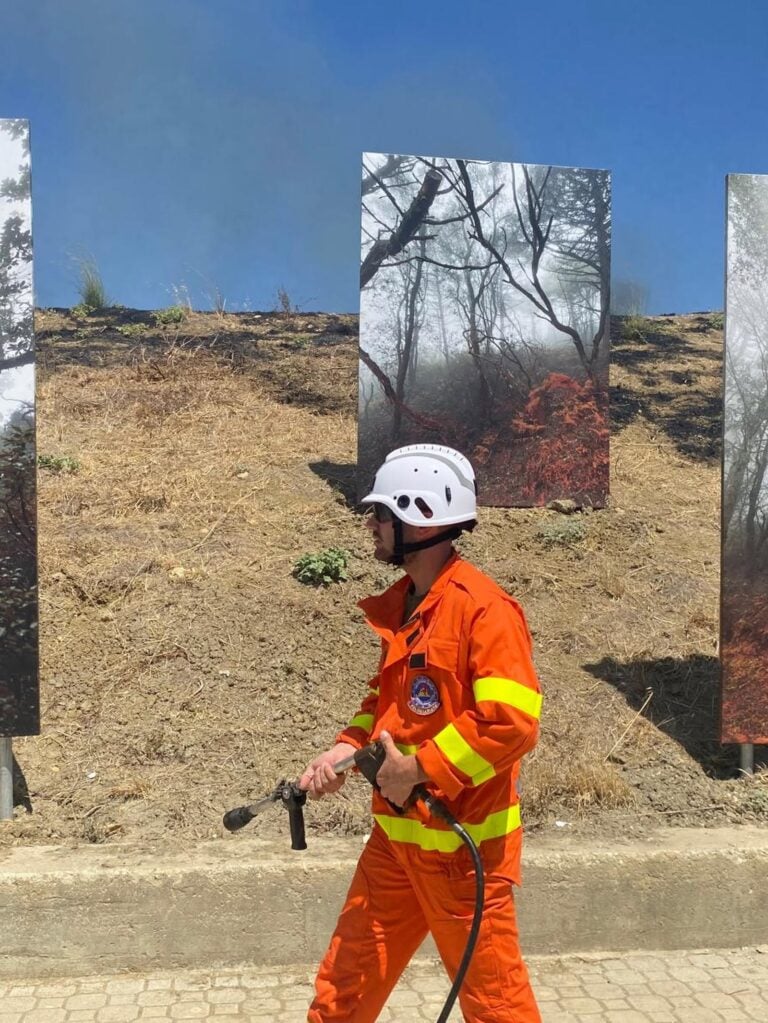 A Gibellina l'installazione fotografica di Stefano Cerio sugli incendi &egrave; minacciata da un incendio