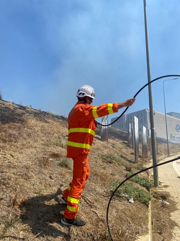 Gli incendi in Sicilia minacciano l'installazione fotografica sugli incendi in Sicilia. Tutta la storia