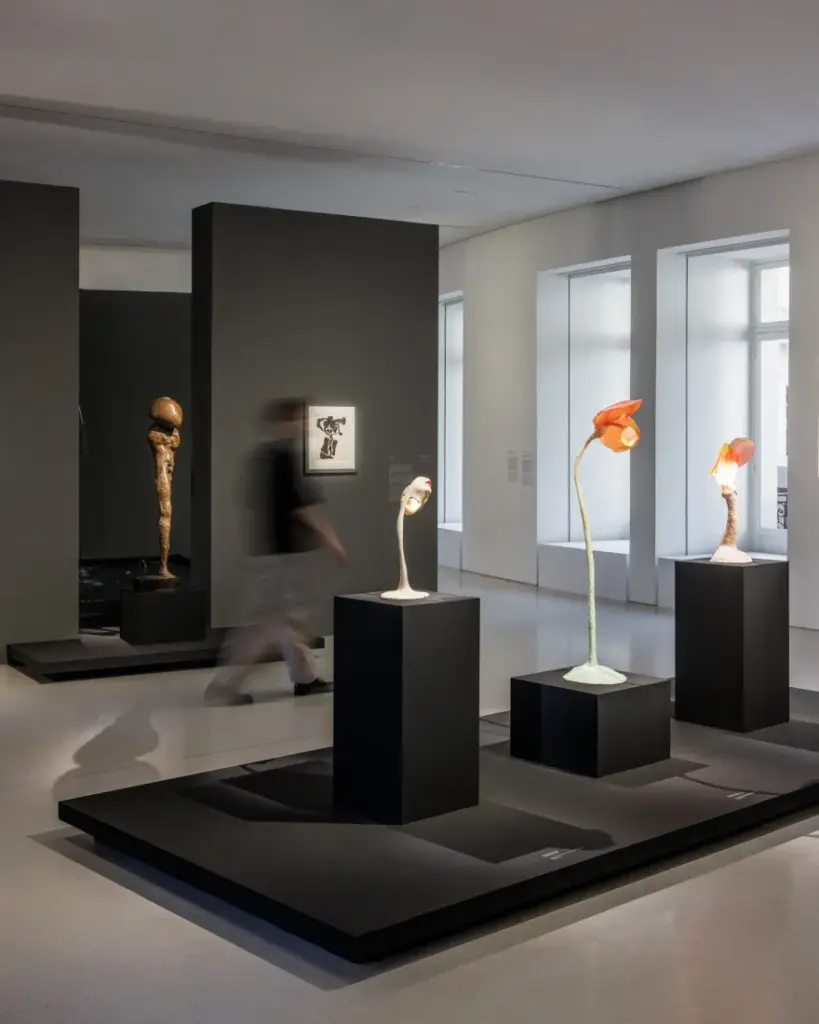 La mostra "Clair-obscur" alla Bourse de Commerce di Parigi