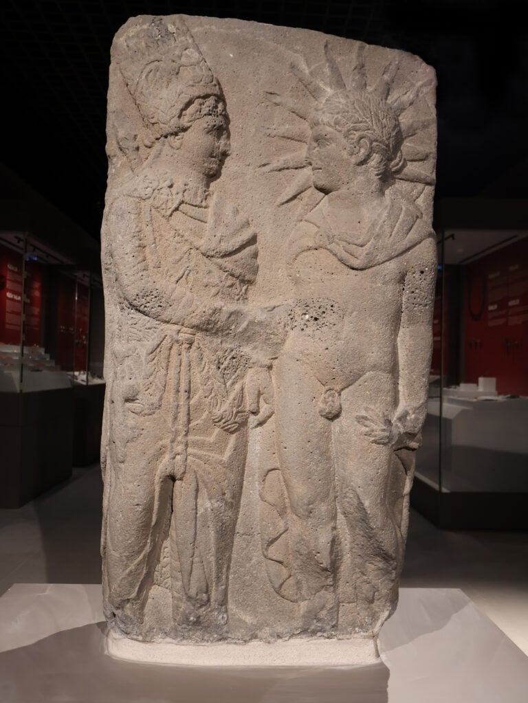Rilievo di Helios-Mitra (a destra) che stringe la mano al re Antioco I (a sinistra) Commagene, I sec. a.C. Basalto 115-119cm Gaziantep Museum of Archaeology, Turchia Courtesy Gaziantep Museum of Archaeology, Turchia