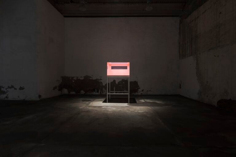 Alfredo Pirri, Progetto per un interno rosso, 2007-08, plexiglass, resina epossidica, lacca acrilica, acciaio inossidabile, 121 x 121 x 220 h cm - Ph. Alfio Garozzo
