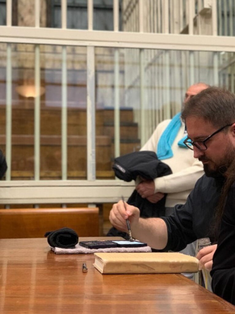Andrea Spinelli dipinge in aula
