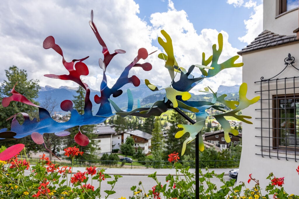 Sette artisti entrano in una villa di Cortina d’Ampezzo per reinventare le Dolomiti