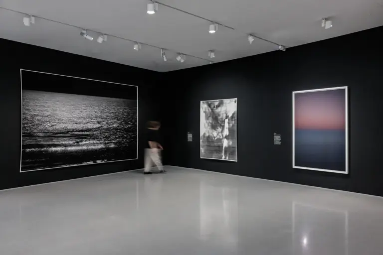La mostra "Clair-obscur" alla Bourse de Commerce di Parigi