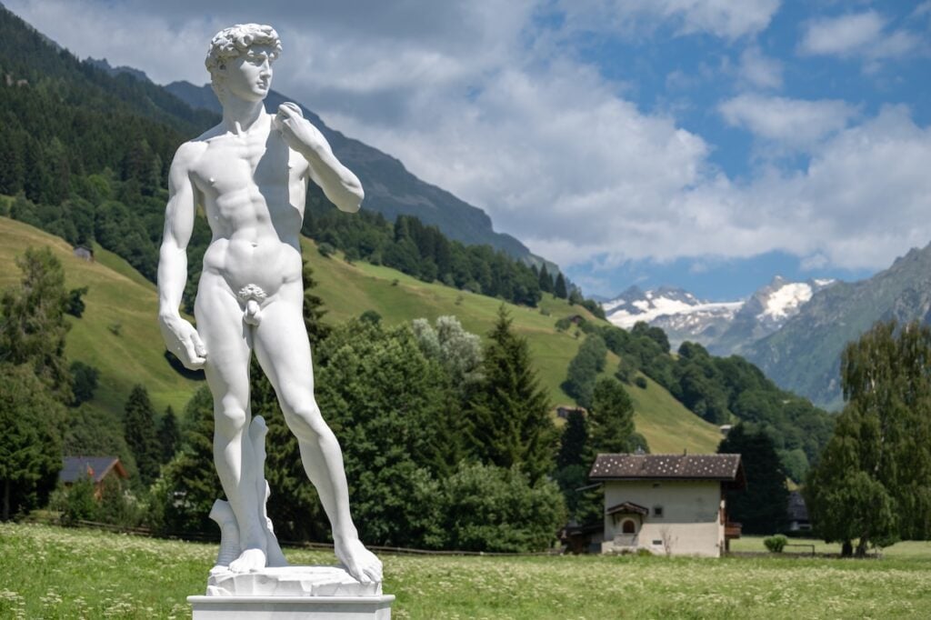Perché c’è una copia del David di Michelangelo tra le Alpi Svizzere?