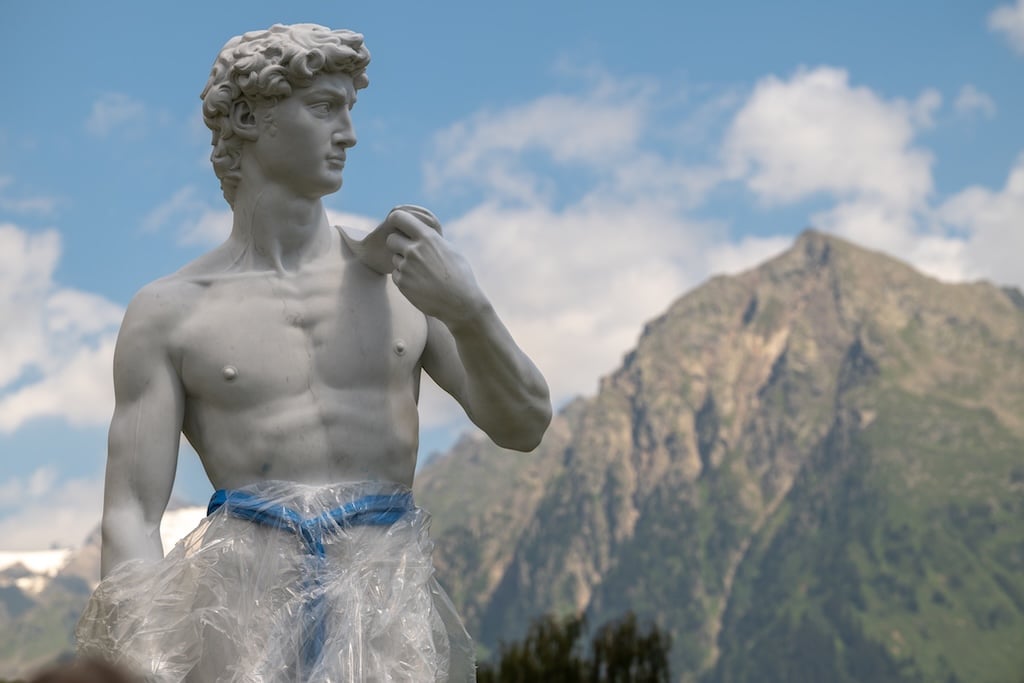 Perché c'è una copia del David di Michelangelo tra le Alpi Svizzere?