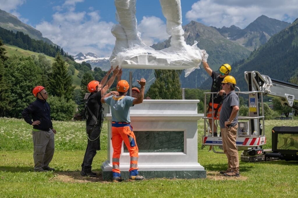 Perché c'è una copia del David di Michelangelo tra le Alpi Svizzere?