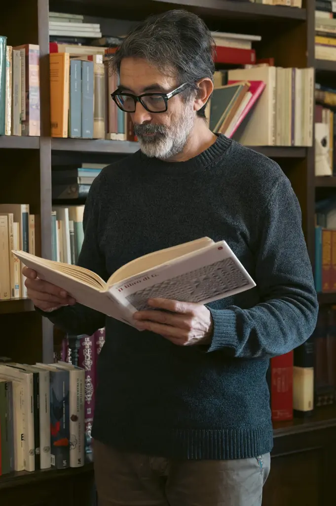 “Vi svelo com’è nato davvero il Faldone”. Intervista al poeta Vincenzo Ostuni, finalista del Premio Strega 2026