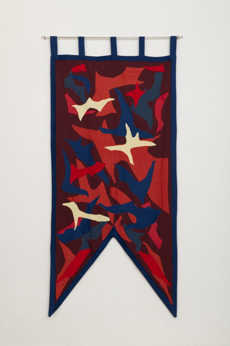 Roberto Maria Lino - Geografia della traccia (stendardo), 2026, tessuti di recupero Ampezzani cuciti a mano, 213 x 106 cm