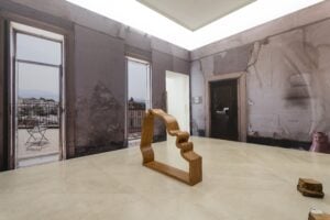 Natale è lontano ma a Napoli tre artisti reinterpretano la tradizione del presepe in una mostra. L’intervista