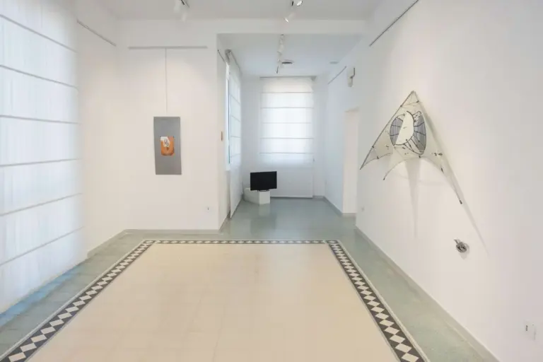 Installation view della mostra Infinito Pratico, Palazzina Azzurra, San Benedetto del Tronto