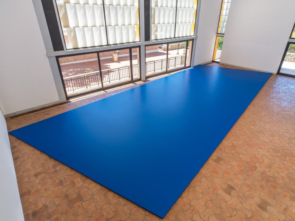 Ellsworth Kelly, Blue Floor Panel for Leo, 1992. © Ellsworth Kelly Foundation Photo Thérèse Verrat and Vincent Toussaint for the Fondation Maeght