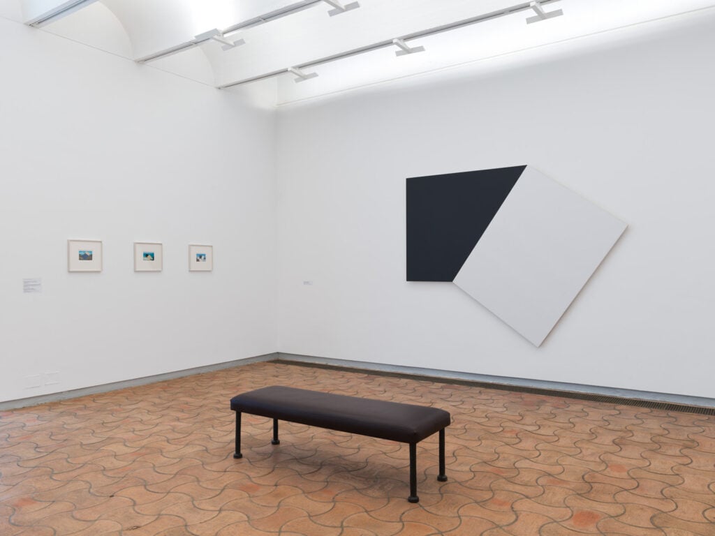 Ellsworth Kelly, Dark Gray with White Rectangle II, 1978. © Ellsworth Kelly Foundation Photo Thérèse Verrat and Vincent Toussaint for the Fondation Maeght