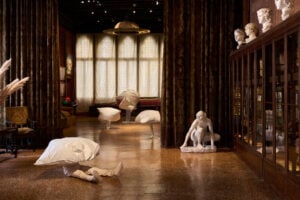 Intervista al grande artista austriaco Erwin Wurm (che è in mostra a Venezia) 