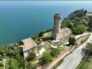 Un faro abbandonato di Ancona diventa casa per cento artisti