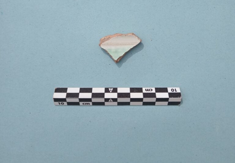 Frammento di ceramica smaltata