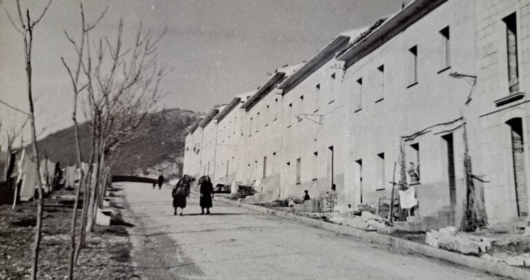 Le case a schiera appena realizzate. Archivio fotografico del Comune di Montelapiano