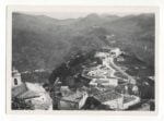 La villa comunale e, sullo sfondo, il nuovo quartiere ricostruito. Sulla sinistra il cavalletto di approfondimento. Archivio fotografico del Comune di Montelapiano