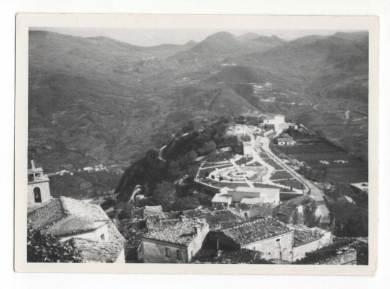 La villa comunale e, sullo sfondo, il nuovo quartiere ricostruito. Sulla sinistra il cavalletto di approfondimento. Archivio fotografico del Comune di Montelapiano