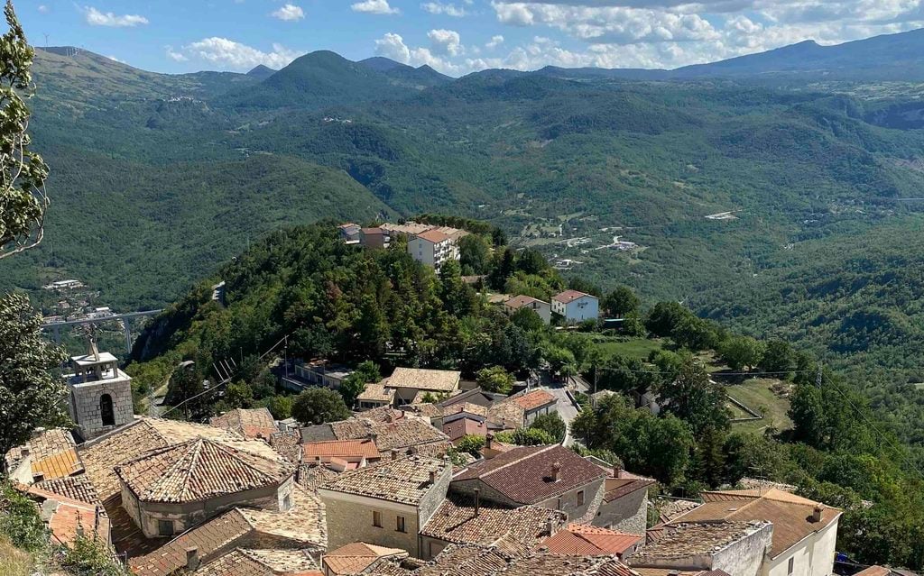 La villa comunale di Montelapiano e il nuovo quartiere oggi pienamente integrati nel paesaggio urbano. Ph: Giuliano Marchetti