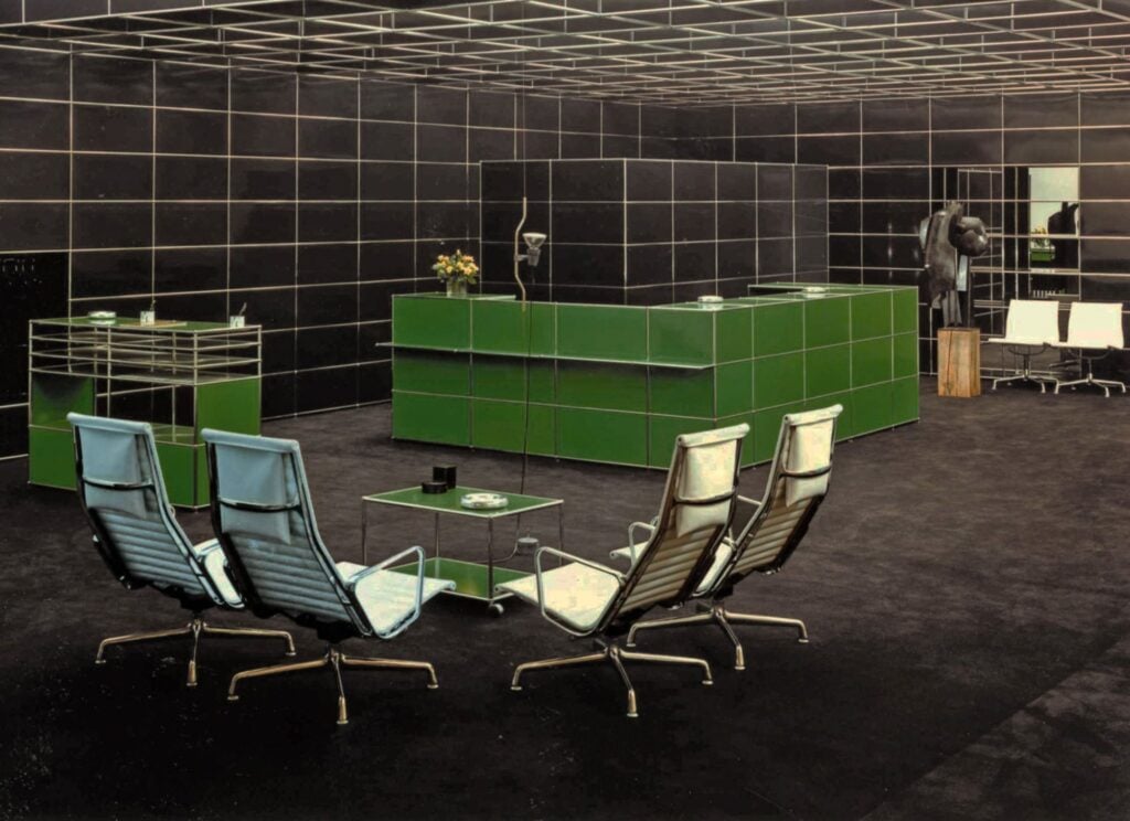 Fritz Haller e Paul Schärer, Sistema modulare USM Haller, Architetture cartesiane configurazione storica per uffici open space, 1969 (Courtesy USM)