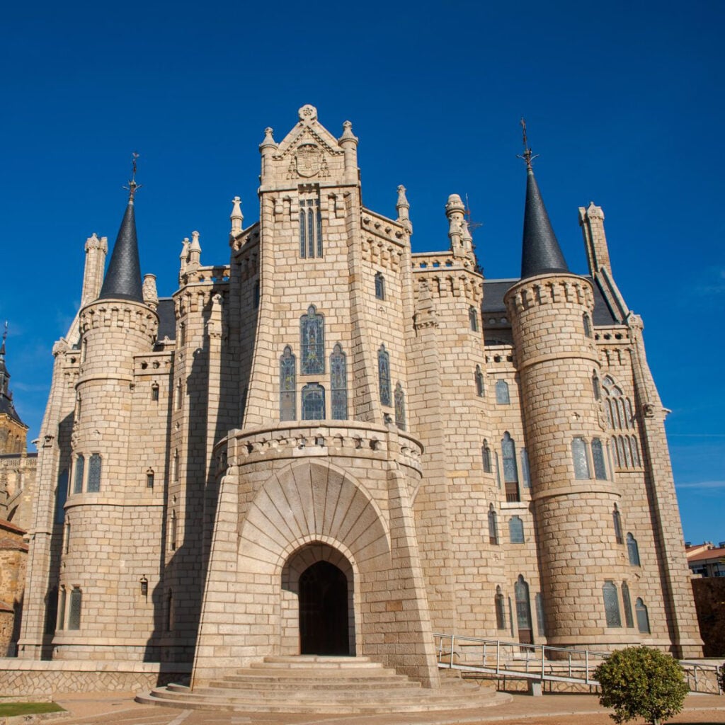 Palazzo Episcopale di Antoni Gaud&iacute; 