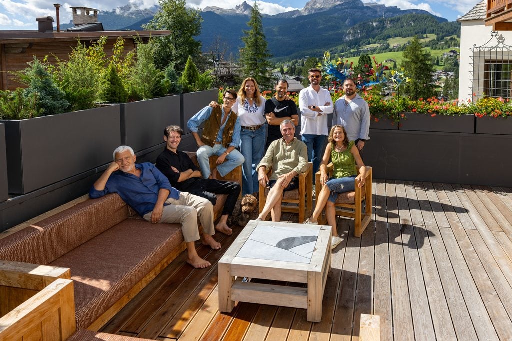 Sette artisti entrano in una villa di Cortina d’Ampezzo per reinventare le Dolomiti
