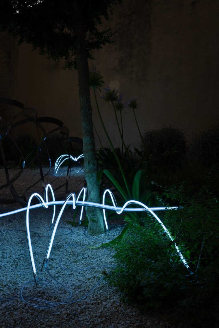 Giulia Poppi, Boccacce, 2026. In foto Festino lente #1, 2026. Acciao, neon, 180 x 80 x 60 cm. Ph. Alessio Beato