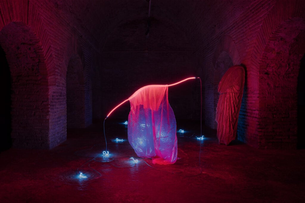 Nelle Marche a Fermo ha aperto una mostra diffusa di opere fluorescenti tra palazzi e sotterranei