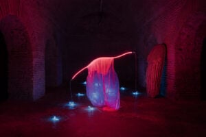 Nelle Marche a Fermo ha aperto una mostra diffusa di opere fluorescenti tra palazzi e sotterranei