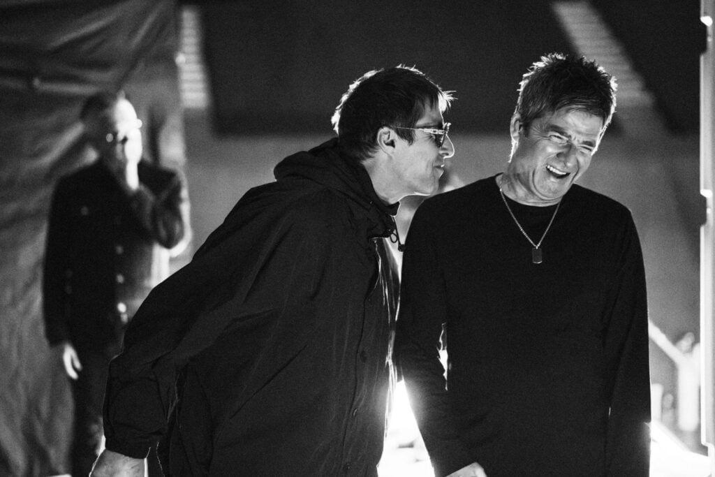 Un frame tratto dal film dedicato agli Oasis