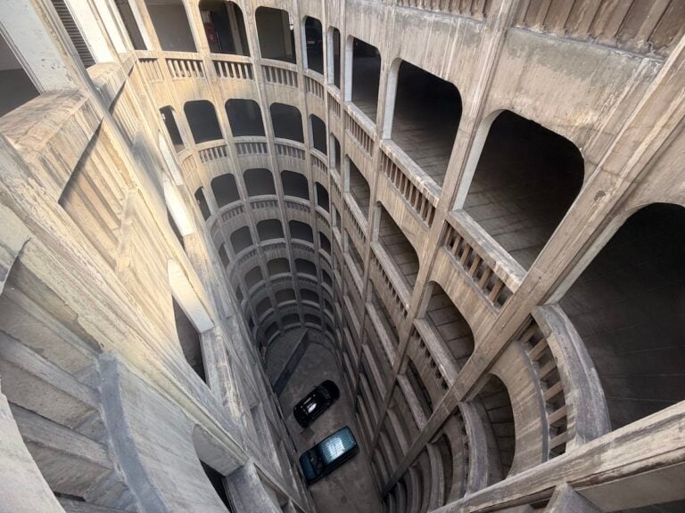 Il garage elicoidale di Grenoble. Ph: Dario Bragaglia