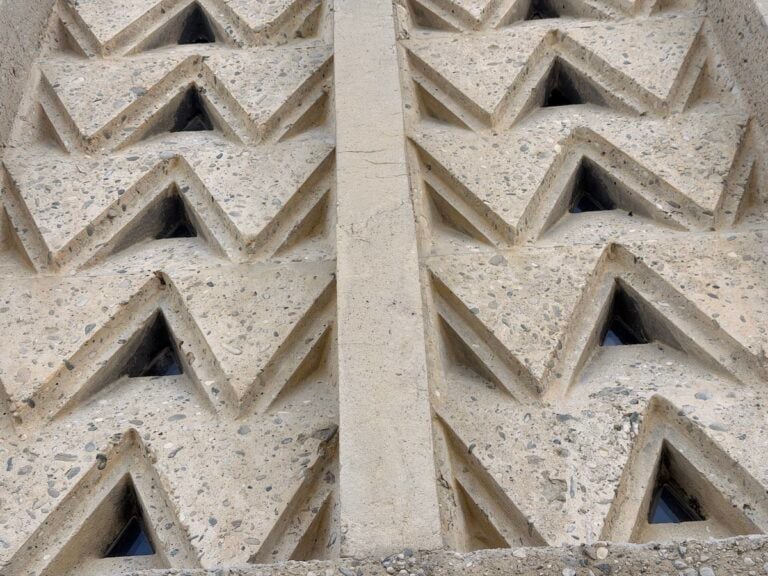 I motivi decorativi della Torre Perret di Grenoble. Ph: Dario Bragaglia