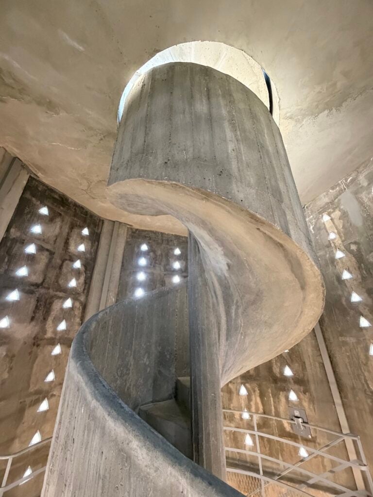 La scala elicoidale della Torre Perret di Grenoble. Ph: Dario Bragaglia