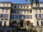 Sul Lago Maggiore la storica residenza del filosofo Antonio Rosmini ospita un’incredibile biblioteca (e si apre all’arte contemporanea)