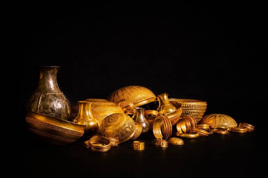 Ancora uno spettacolare furto d’arte: in Spagna i ladri trafugano una preziosa collezione di oreficeria preistorica