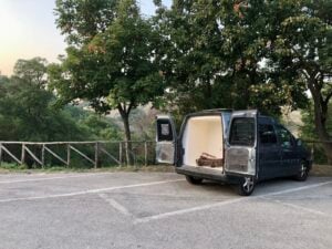 Nel paesino di Calitri in Campania c’è una mostra allestita nel baule di un furgone