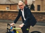 Gli 80 anni di Paul Smith, lo stilista che ha trasformato la curiosità in moda